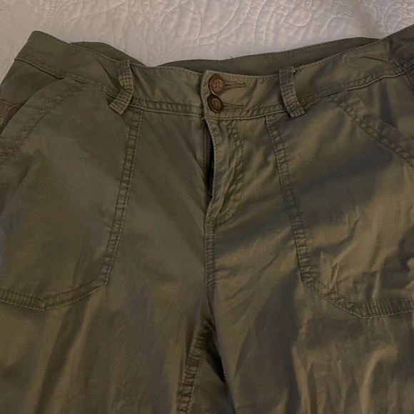DKNY Active Camo Green Cargo Capris Pants Size 6 - Picture 3 of 7